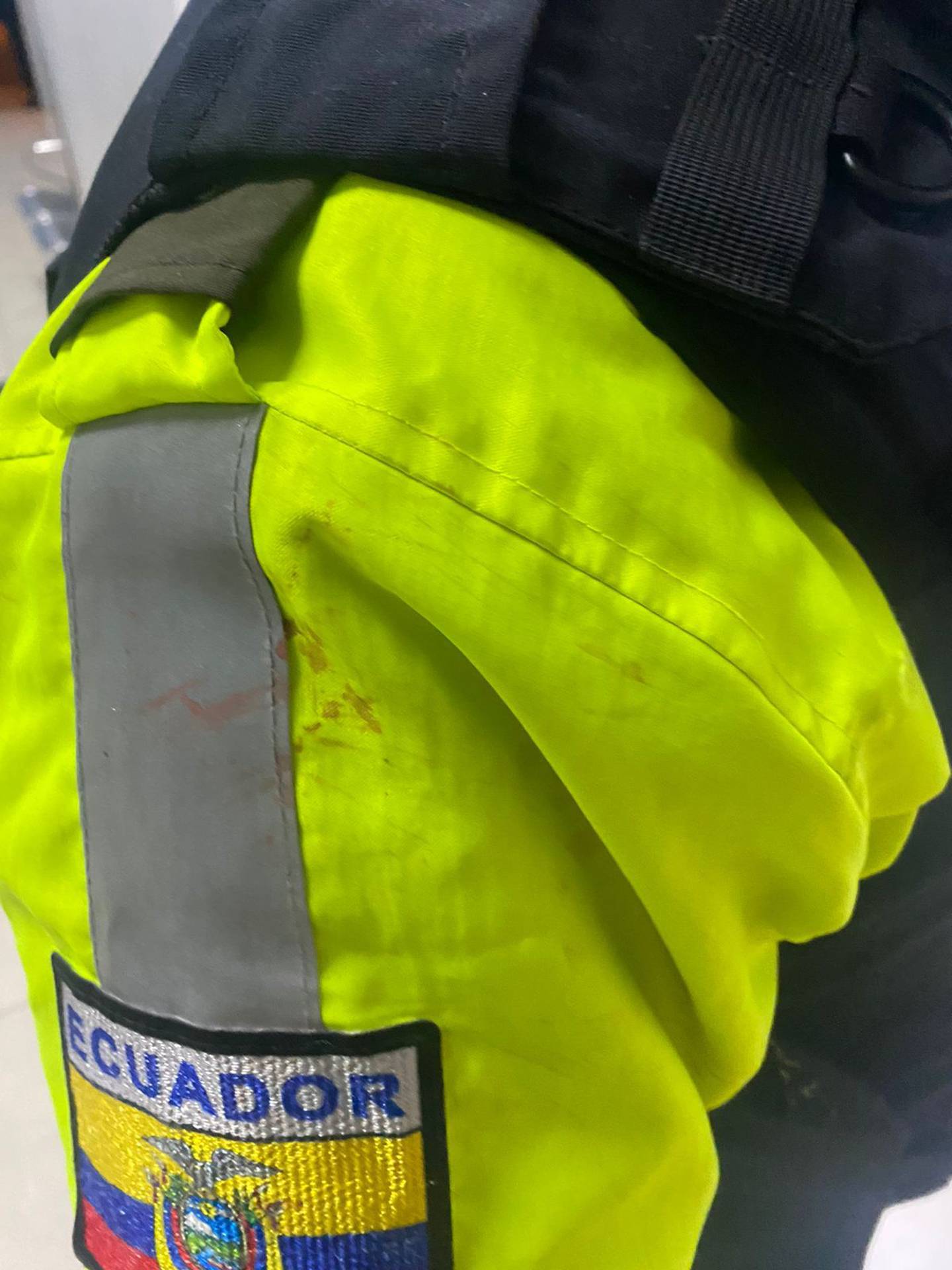 Quito: violó el toque de queda, no quiso entregar papeles y agredió con el puño a un sargento de Policía.