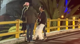 Jóvenes evitaron que una persona se lance del puente de la Av. República, en el norte de Quito 