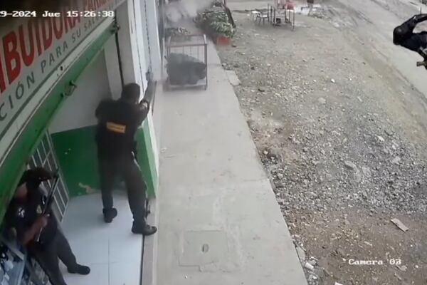 VIDEO: guardias de seguridad de vehículo blindado se enfrentaron a bala contra delincuentes