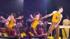 “Trágame tierra”: A Harry Styles se le rompió su pantalón en pleno concierto y Bad Bunny lo presenció