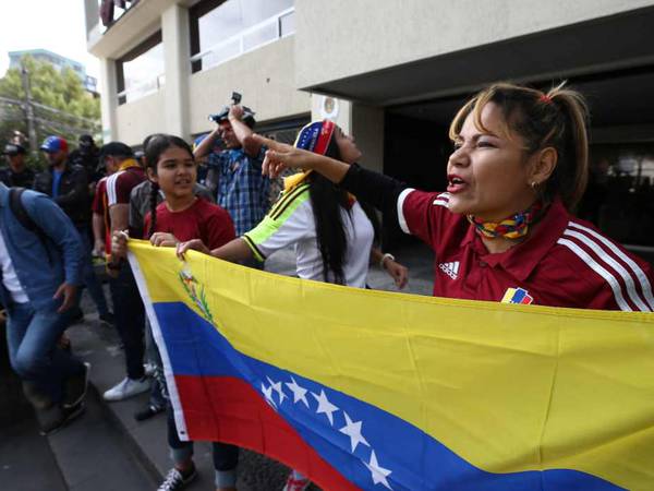 Venezolanos en Ecuador, en “incertidumbre total” y “en un limbo” ante cierre de consulados