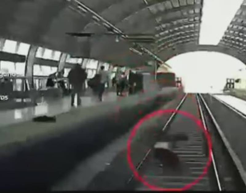 Pantallazo video hombre cae a las vías del tren