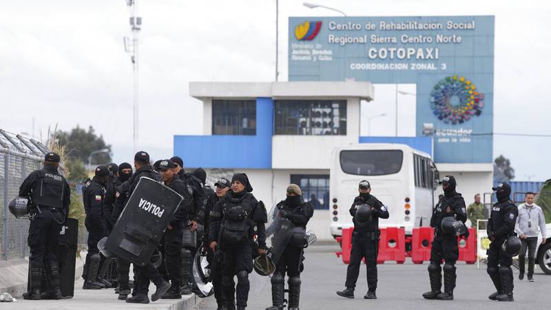 En la cárcel de Cotopaxi aún se escuchan detonaciones: Trabajadores salen corriendo y familiares lloran desesperados