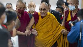 Dalái Lama ofrece disculpas tras pedirle a un niño que le chupara la lengua: “Su santidad suele bromear...”