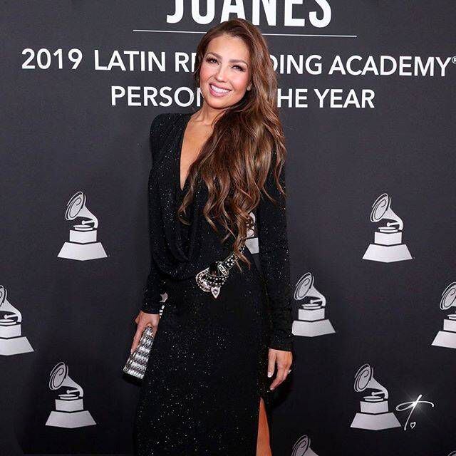 ¡Costosos y transparentes! Los vestidos de Thalia que desfinanció a ella y a su esposo ¡Costosos y transparentes! Los vestidos de Thalia que desfinanció a ella y a su esposo