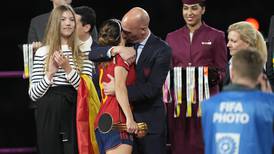 Indignación por beso no consentido del presidente de federación española a Jenni Hermoso