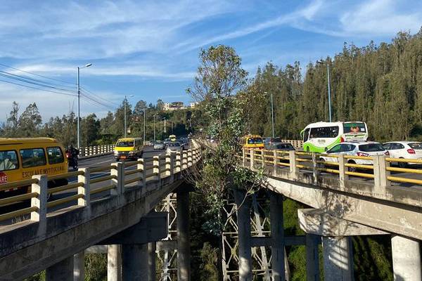 Un hombre de 61 años se lanzó del puente de Gualo, norte de Quito
