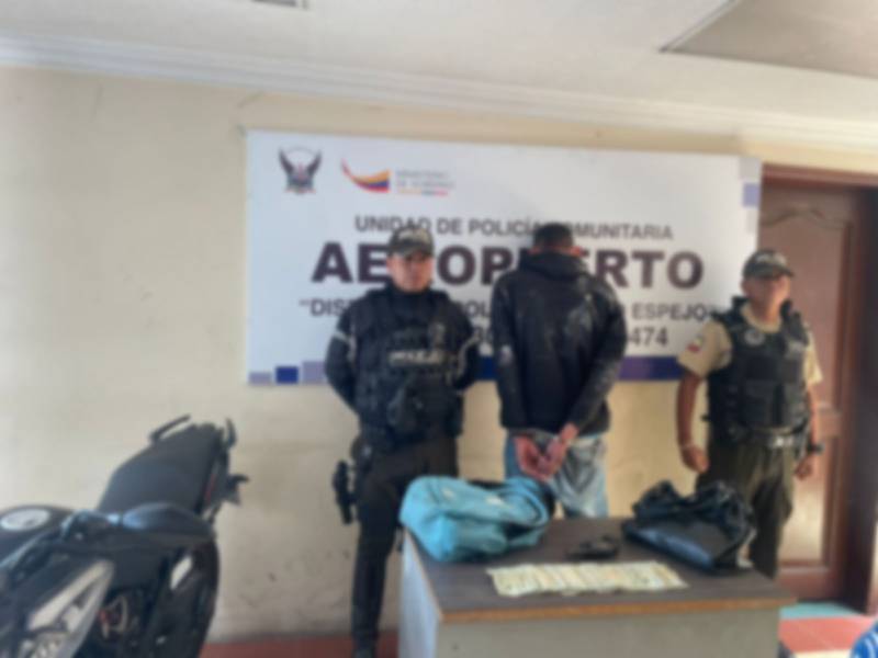 Policía recuperó USD 1000 luego de perseguir a un delincuente en el norte de Quito.