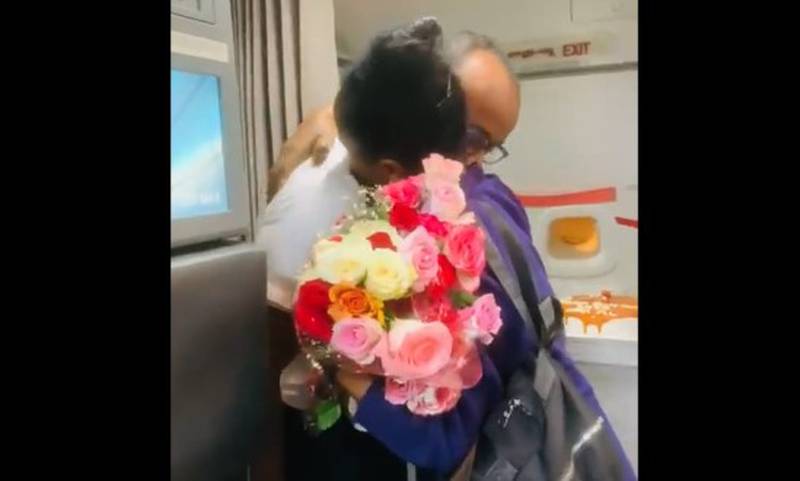 El hombre recibió a su madre vestido de piloto, con un ramo de flores, pastel y vino