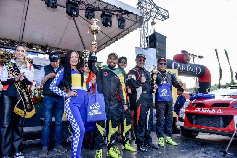 Alonso Quirola, junto con su equipo, celebra la coronación como ganadores de la vuelta automovilística.