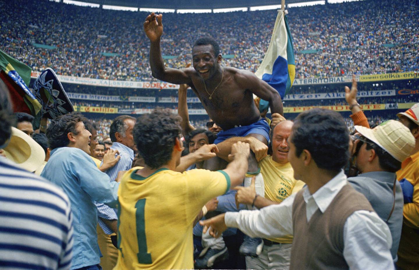 Pelé festeja la coronación de Brasil en el Mundial de 1970 en el Estadio Azteca.