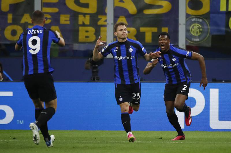 Nico Barella festeja su gol con el Inter en Champions League