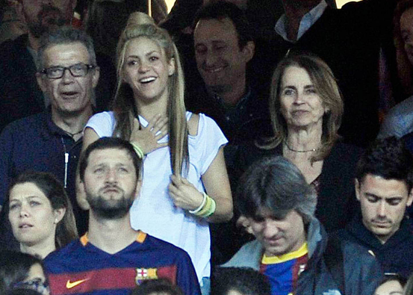 Shakira y los padres de Pique, Montserrat Bernabeu y Joan Pique asisten al partido final de la Copa del Rey de España (Copa del Rey) FC Barcelona vs Sevilla FC en el Estadio Vicente Calderón el 22 de mayo , 2016 en Madrid, España.