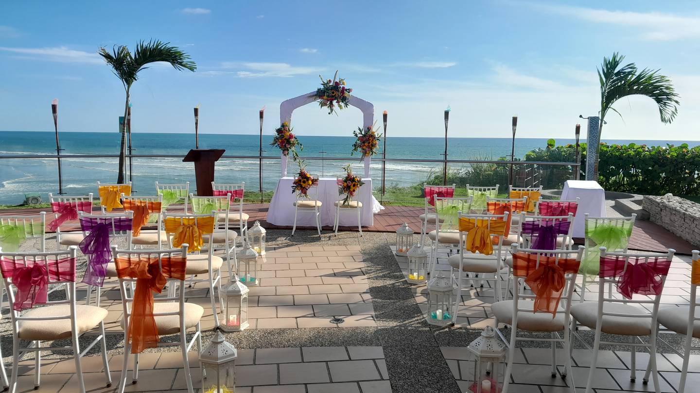 Una boda de ensueño en la playa en Decameron Mompiche