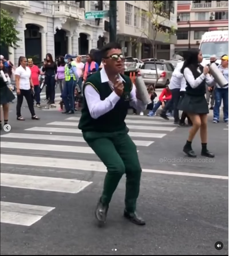 ¡Así se baila! Joven estudiante le puso sabor y su propio estilo al desfile por las fiestas de Guayaquil