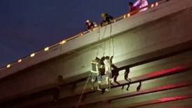 ¡Macabro! Encuentran seis cadáveres colgados en tres puentes en México