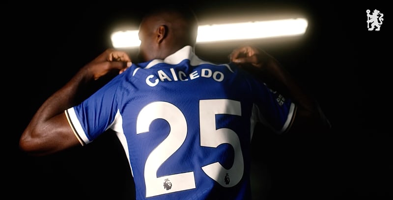 Moisés Caicedo con la 25 del Chelsea