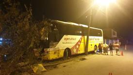 Accidente de tránsito con un bus se registró en la vía Quito - Tena