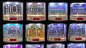 Mujer gana 10 millones de dólares por error en lotería de California
