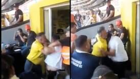 ¡Se fueron de puñetes! Periodistas protagonizaron una pelea en el partido Barcelona SC vs Liga de Quito