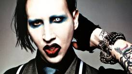 Demandan a Marilyn Manson por soplarse la nariz con una mujer