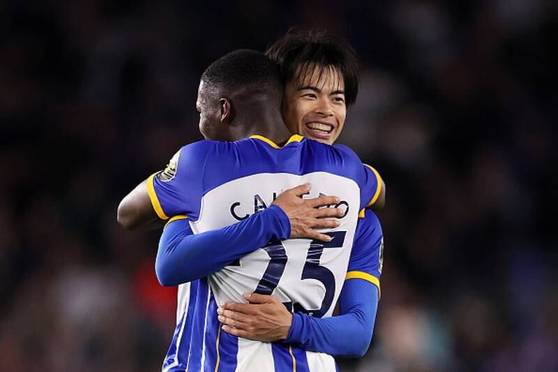 Moisés Caicedo y Mitoma festejan el gol del Brighton