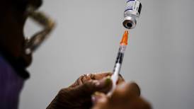 Descarta Pfizer llegada de vacuna anticovid adaptada a ómicron antes de octubre