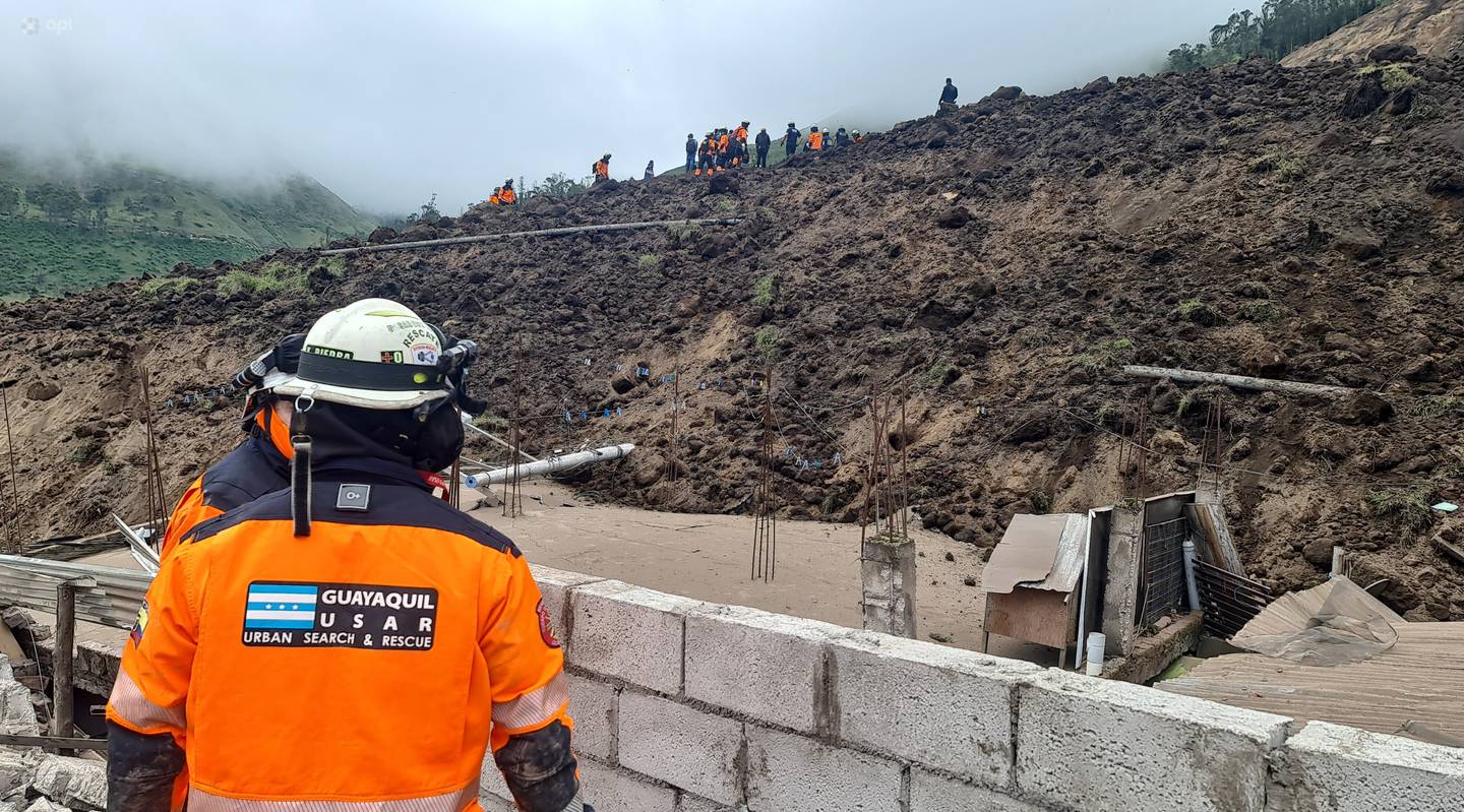 En Alausí, provincia del Chimborazo, un deslizamiento de tierra, deja varias casas sepultadas
