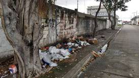 10 puntos críticos en Guayaquil por basura en alcantarillas
