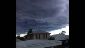​Captan el aterrador paso de una nube negra sobre un suburbio australiano