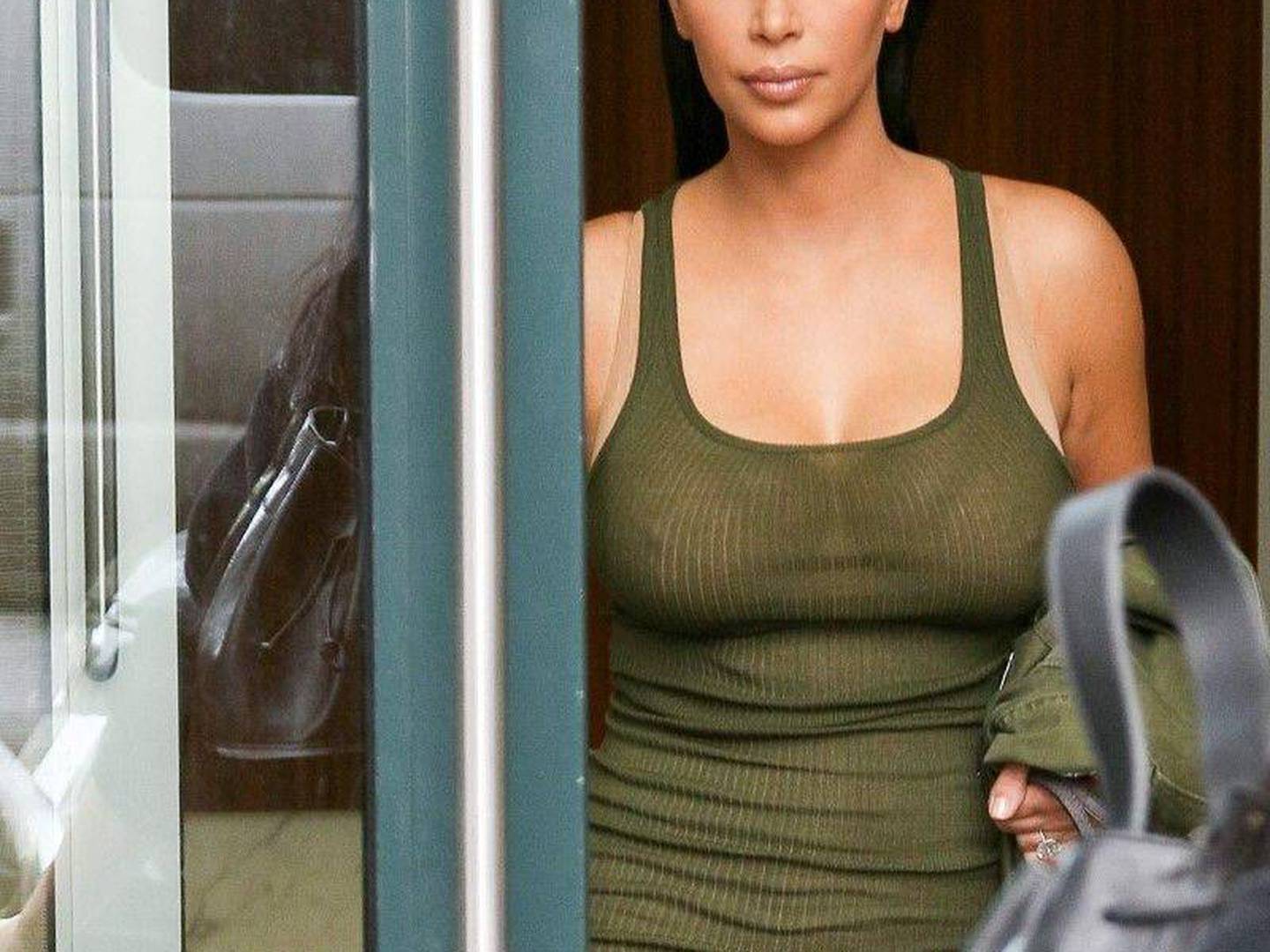 Kim Kardashian sube a un auto sin ropa interior y deja a medio Internet con la abierta