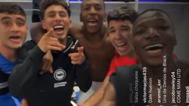 ¡A ritmo de Reggaetón! Moisés Caicedo, Estupiñán y Sarmiento cantaron a todo pulmón la clasificación a Europa League