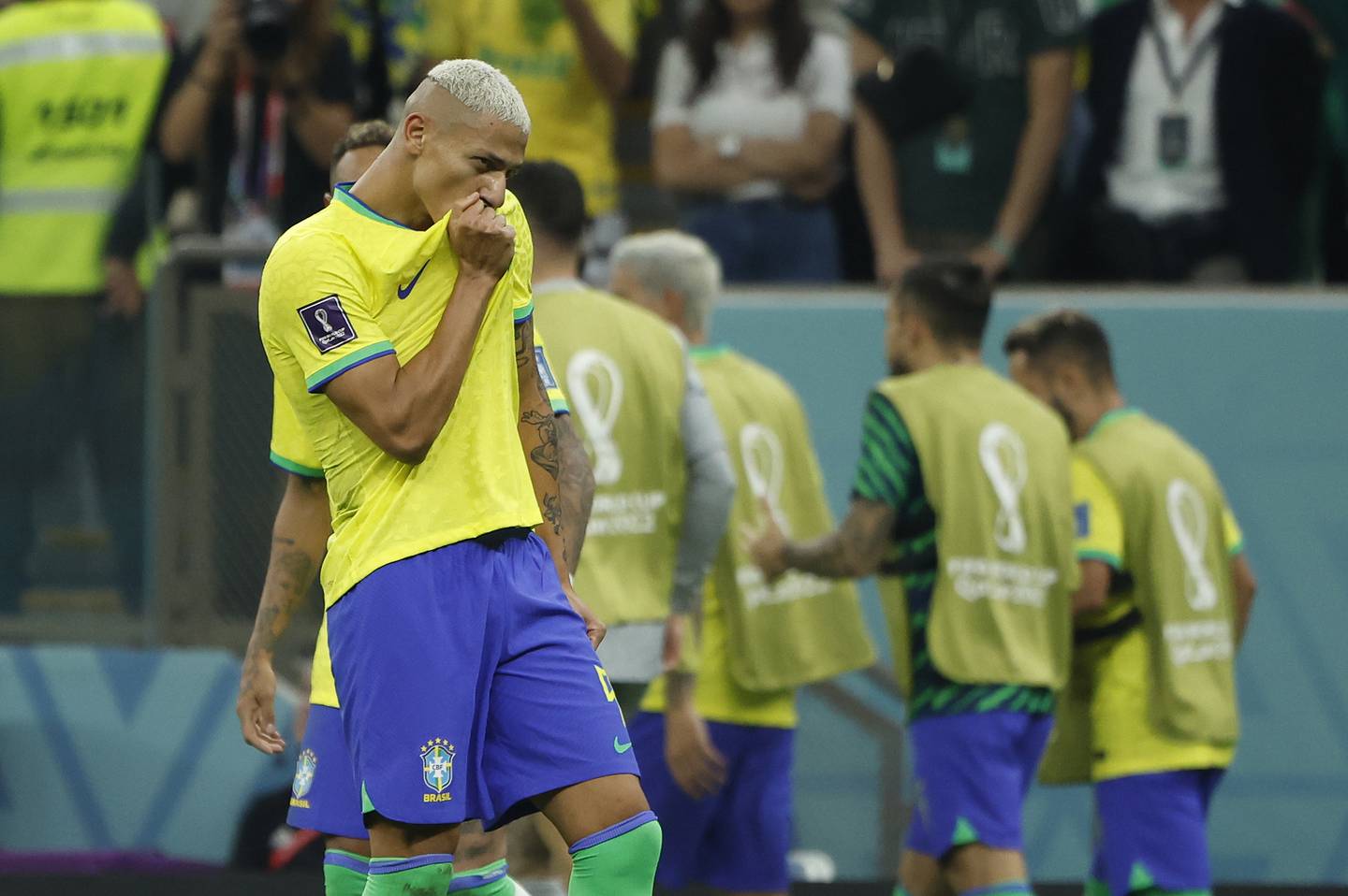 Richarlison de Brasil celebra un gol hoy, en un partido de la fase de grupos