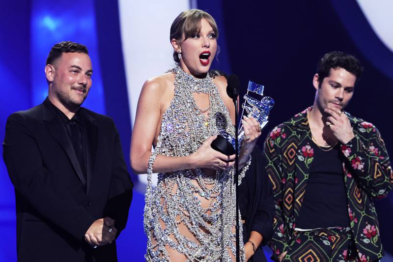 Taylor Swift acepta el premio sobre el escenario.
