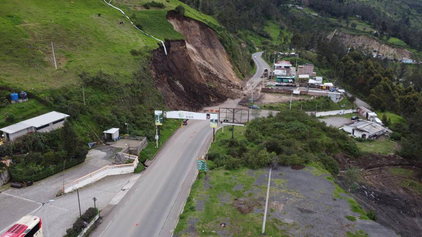 Cierre de la vía Guamote - Alausí, sector Casual, debido al hundimiento de la carretera y el deslizamiento del talud de la vía.