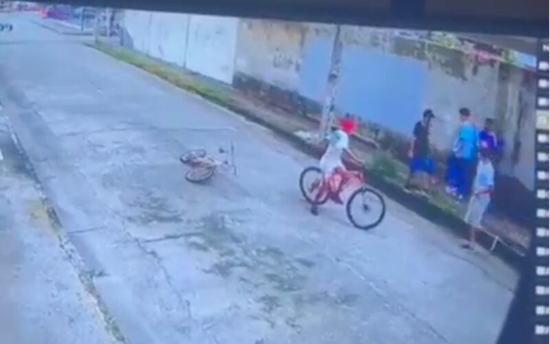 ¡Ya no son motos! Jóvenes usan bicicletas para salir a asaltar (VIDEO) 