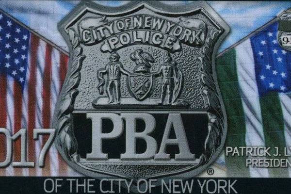Cómo funcionan las tarjetas para “librarse de la cárcel” que reparten los sindicatos policiales en Nueva York