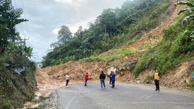 La vía Cuenca-Girón-Pasaje se encuentra cerrada debido a un deslizamiento de tierra