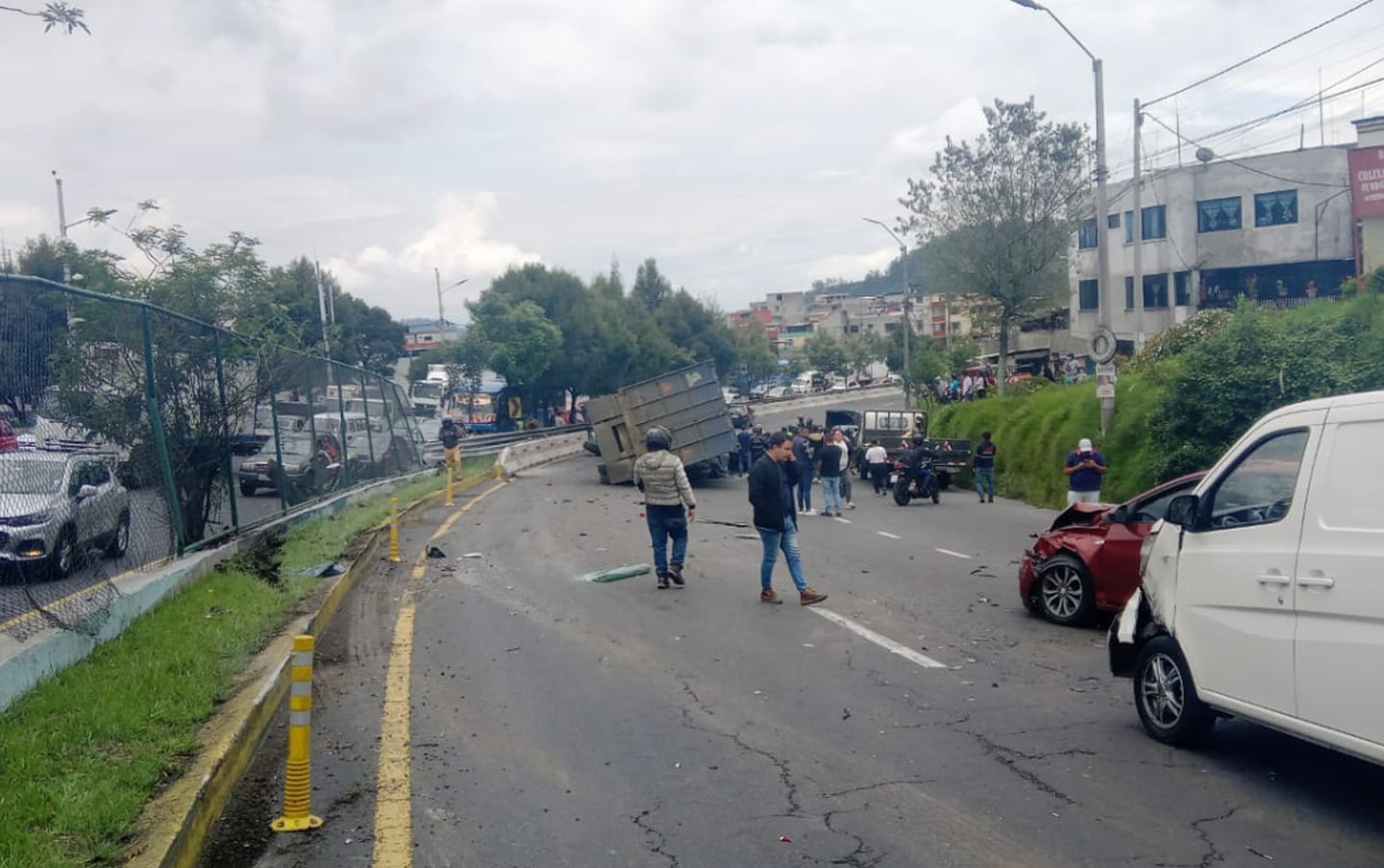 Tráiler aplastó a tres vehículos livianos y afectó a otros en la Simón Bolívar, en el sector de Monjas