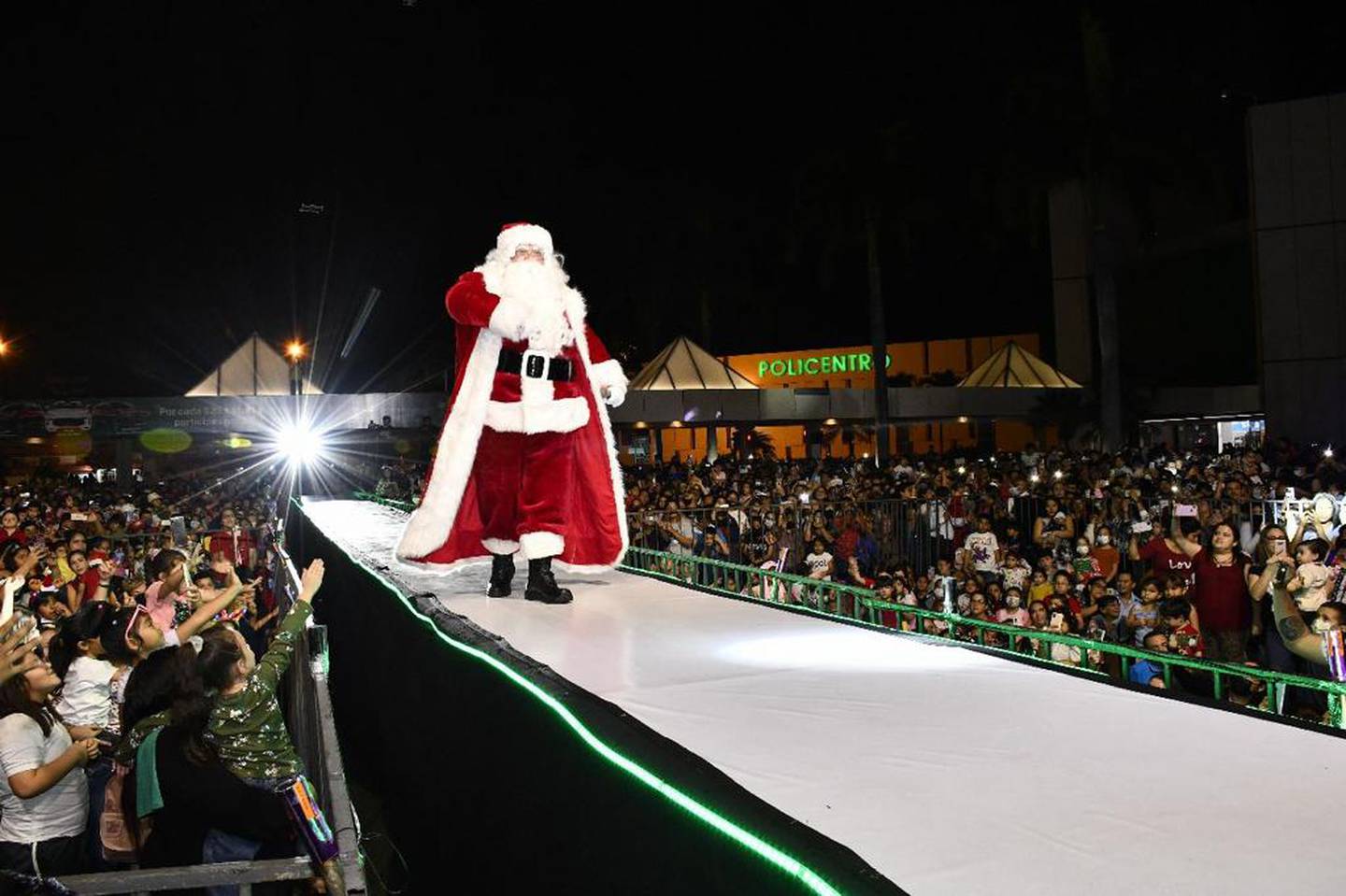 Papá Noel, personaje principal de las fiestas navideñas, formó parte del espectáculo.