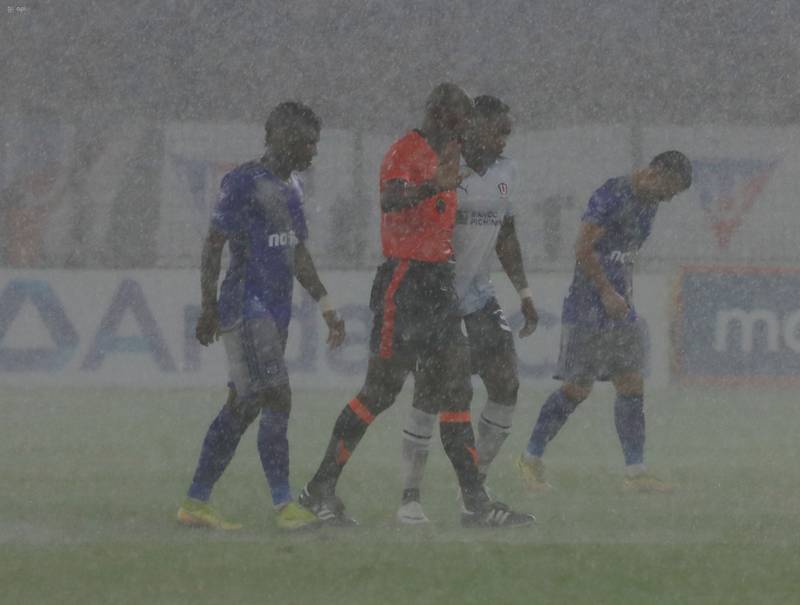 Liga de Quito vs Emelec en la lluvia