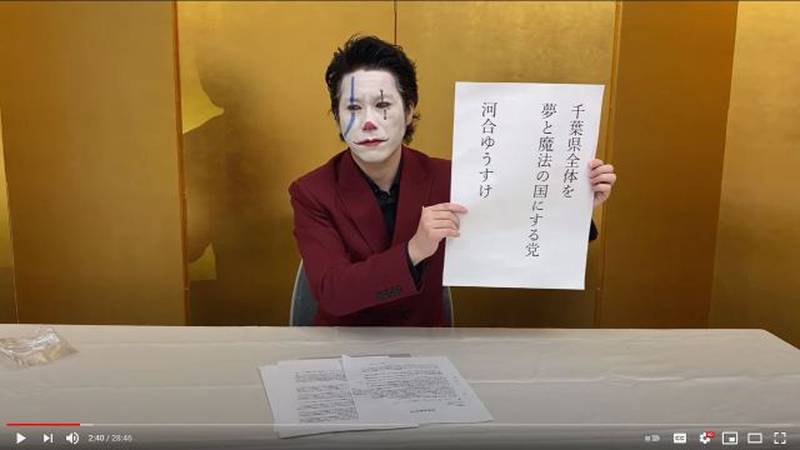 Candidato a gobernador en japón presenta su programa vestido de Joker