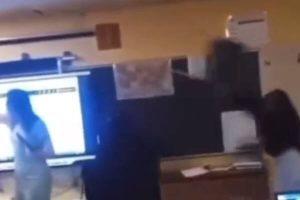 VIDEO: profesora quedó inconsciente luego de que una estudiante le lanzó una silla de metal en la cabeza