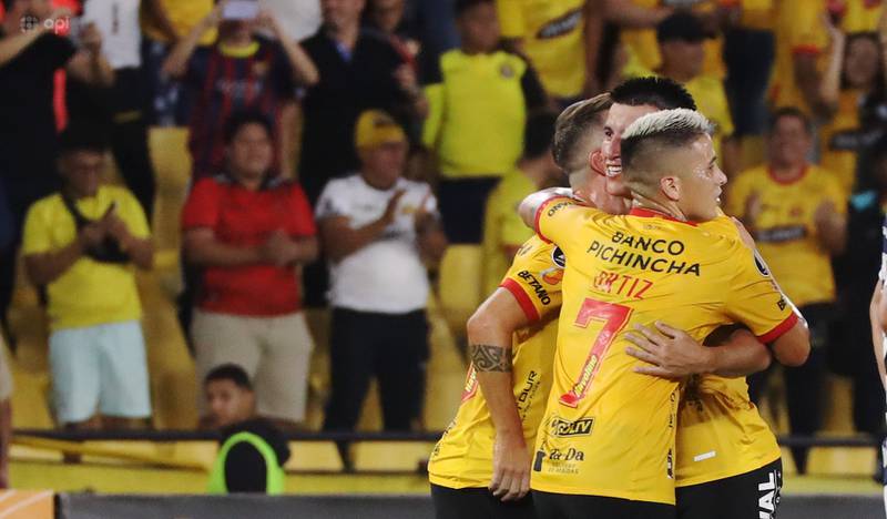 Fernando Gaibor y Christian Ortiz festejan el gol de Barcelona SC ante Bolívar en la Libertadores