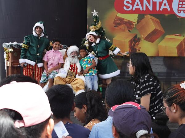 Supermercados Santa María inaugura Navidad con un show mágico que une familias
