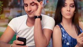 1 de cada 3 usuarios espía las redes sociales de su pareja