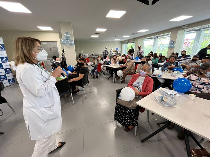Noemí Bautista, jefe del servicio de Endocrinología de Solca Matriz Guayaquilm recibe a los pacientes del club.