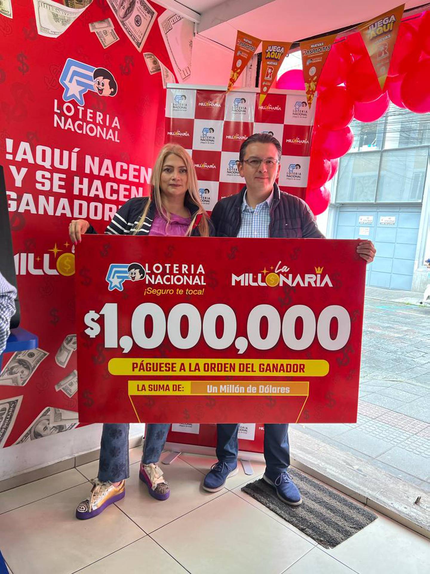 Beatriz Henao, Gerente de Mercadeo de Lotería Nacional y Ronald Trujillo, Jefe Regional de Ventas Lotería Nacional