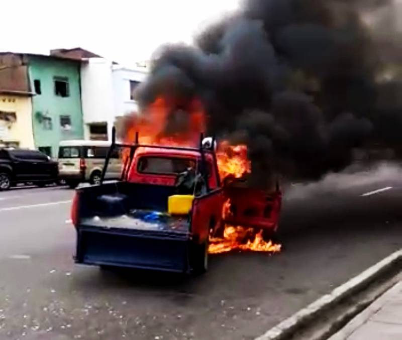 La camioneta marca Datsun ardió en plena calle.