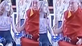 Otra del Dalái Lama: ahora lo captan tocando indebidamente a una niña
